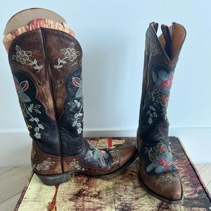 Old Gringo cowboy boots with flower stitching. Beautiful stitch work.